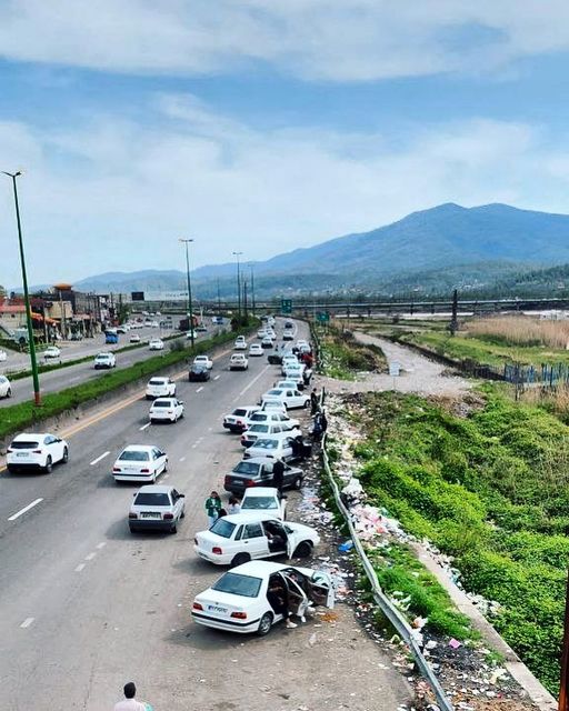 صحنه زشتی که مسافران در کنار جاده درست کردند