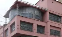 اشکال هندسی در معماری این ساختمان جلب توجه می‌کند