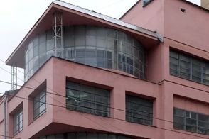 اشکال هندسی در معماری این ساختمان جلب توجه می‌کند