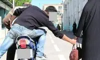 لحظه سرقت 3 ثانیه ای گردنبند زن میانسال در خیابان مولوی تهران