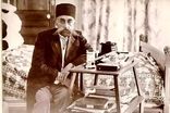 مظفرالدین‌شاه بازو در بازوی ملکه ایتالیا