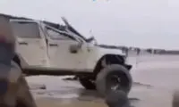 لحظه وحشتناک چپ کردن یک خودروی شاسی بلند در ساحل