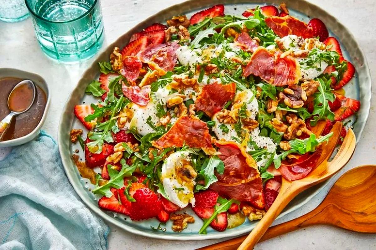   طرز تهیه یک سالاد جذاب با توت‌ فرنگی 