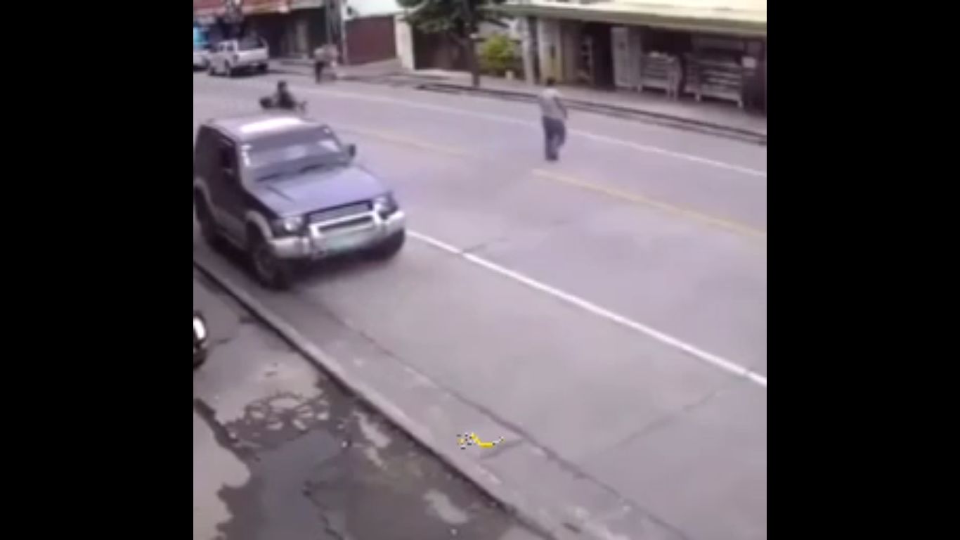 ویدیویی عجیب از خودرو بدون سرنشینی که صاحبش را زیر گرفت!