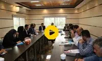 پاسور بازیِ جنجالی مدیر شهرداری در جلسه اداری!