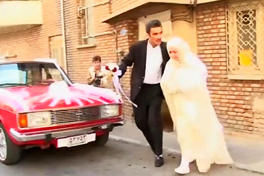 عکسی از یک عروس و داماد پای سفره عقد که تاریخی شد