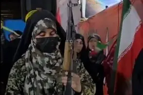 تسلط یک زن محجبه به اسلحه کلاشینکف