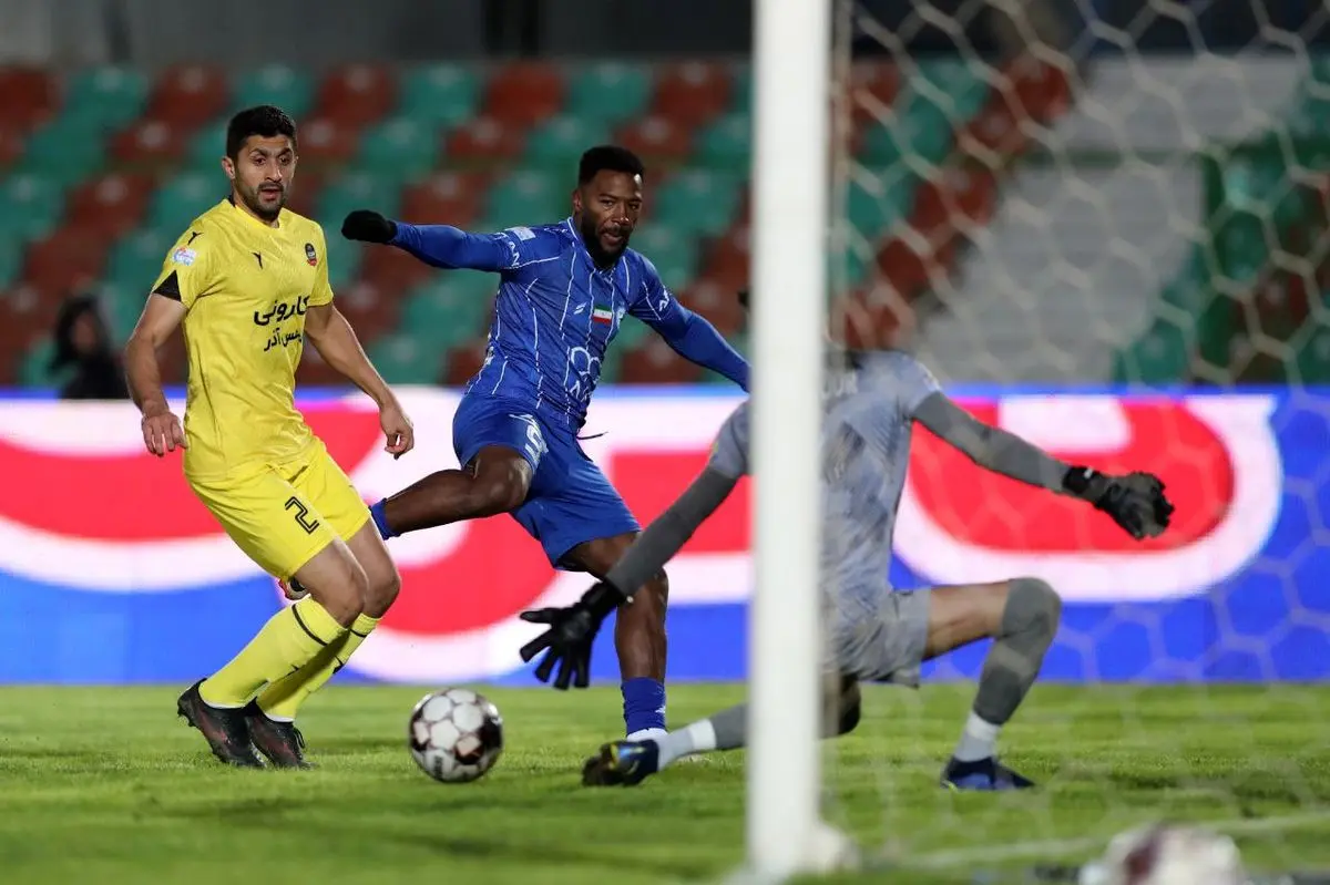 مهاجم استقلال به جای کمپ حجازی در «خانه خدا» دیده شد!