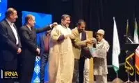 تصویری از وزیر فرهنگ با یک تیپ متفاوت 