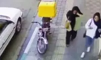 لحظه سرقت برق‌آسای موبایل یک خانم در پیاده‌رو