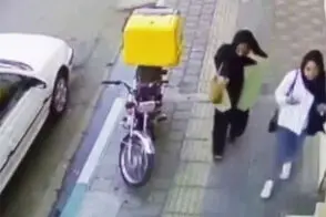 لحظه سرقت برق‌آسای موبایل یک خانم در پیاده‌رو