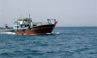 توقیف یک شناور متخلف در آب‌های بوموسی