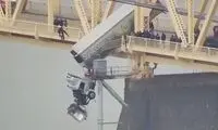 لحظه هولناک سقوط تریلی از پل معلق