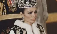 ژست‌های فرح پهلوی در یک بویینگ کاملا ایرانیزه شده