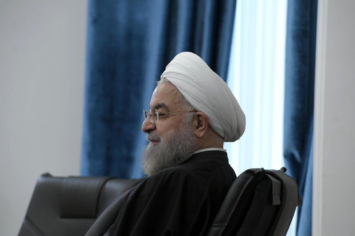 حضور حسن روحانی بر سر مزار والدین خود