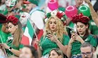 بنر جالب دو هوادار در حمایت از قطر