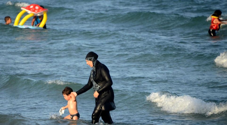 تصمیم مقامات فرانسه درباره لباس شنای اسلامی