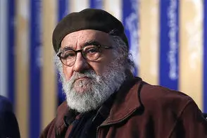  داریوش ارجمند عصا به دست به جشنواره فجر آمد