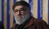  داریوش ارجمند عصا به دست به جشنواره فجر آمد
