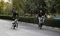 حرکات جنون‌آمیز موتورسوار در اتوبان امام علی(ع)!