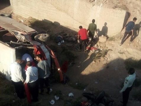 تصویری از سقوط مینی بوس به دره که 7 کشته داشت