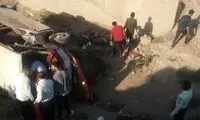 تصویری از سقوط مینی بوس به دره که 7 کشته داشت