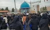 پلاکارد کنایه‌آمیز دانشجوی دختر درباره وقایع اخیر 
