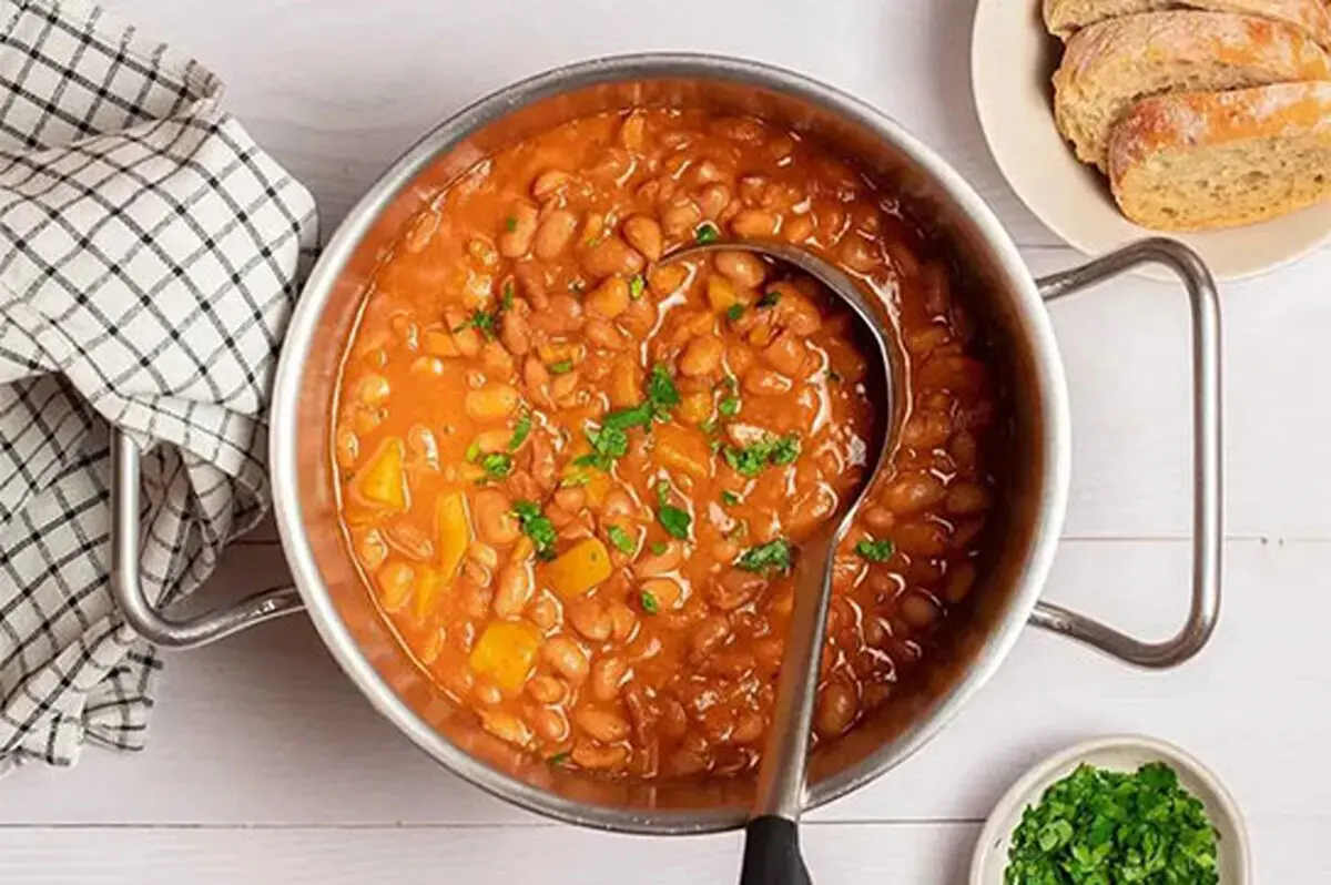 طرز تهیه خوراک لوبیای جاافتاده با قارچ و سیب‌زمینی