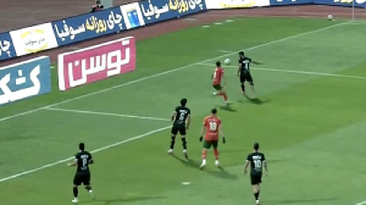 صحنه مشکوک به پنالتی در محوطه جریمه پرسپولیس