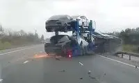 لحظه واژگونی تریلی حامل خودروهای صفر