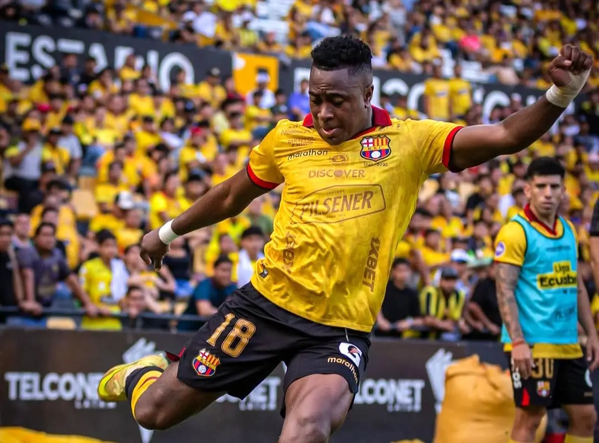 مدافع سابق بارسلونا پیج پرسپولیس را فالو کرد