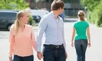 ابتکار عجیب دو مرد برای چشم چرانی در عروسی