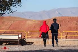 پیاده‌روی بامزه این زوج ایرانی با حیوان‌خانگی عجیبشان!