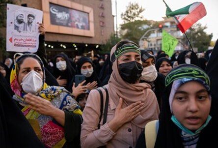 تجمع شیرازی‌ها در اعتراض به اقدام دو زن بدحجاب
