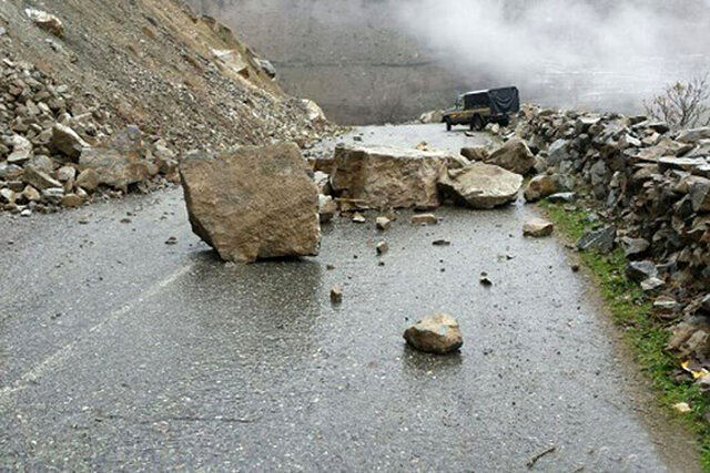 تصویری از ریزش کوه در هراز که جاده را مسدود کرد