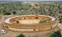 تصاویری از یک مدرسه خیره‌کننده در صحرا