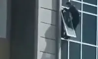 لحظاتی دلهره‌آور از نجات یک کودک در حال سقوط