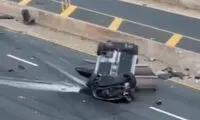 لحظه هولناک سقوط یک خودرو از روی پل به وسط اتوبان!