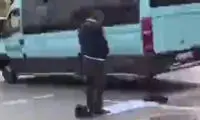 نماز خواندن یک مرد مذهبی وسط شلوغ‌ترین خیابان استانبول!