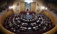 عکس احمدی‌نژاد با پیراهن سفید در جلسه خبرگان!