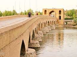 اقدام شوکه‌کننده روی قدیمی‌ترین پل اصفهان