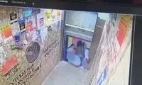 لحظه ترسناک گیر‌کردن یک مرد بین درب آسانسور