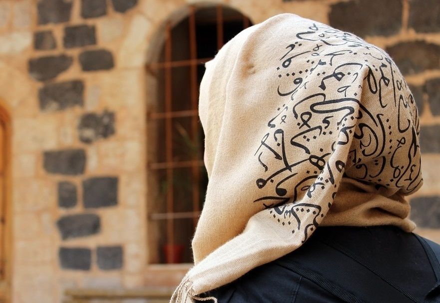 مدرسه‌ای که دختران را مجبور به برداشتن حجاب می‌کند