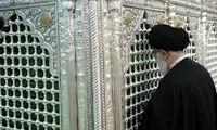 حضور رهبری بر مزار دو تن از شهدای فاجعه هواپیما