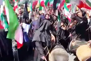 دمام‌زنی زنان در مراسم چهلم رهبر شهید جلب‌توجه کرد