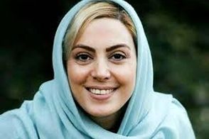 بازیگر سریال گاندو با لباس عروس در کنار دو فرزند خوانده‌اش