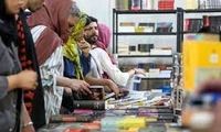 مردم برای دیدار با مجری اخراجی صداوسیما صف کشیدند