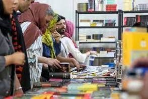 مردم برای دیدار با مجری اخراجی صداوسیما صف کشیدند