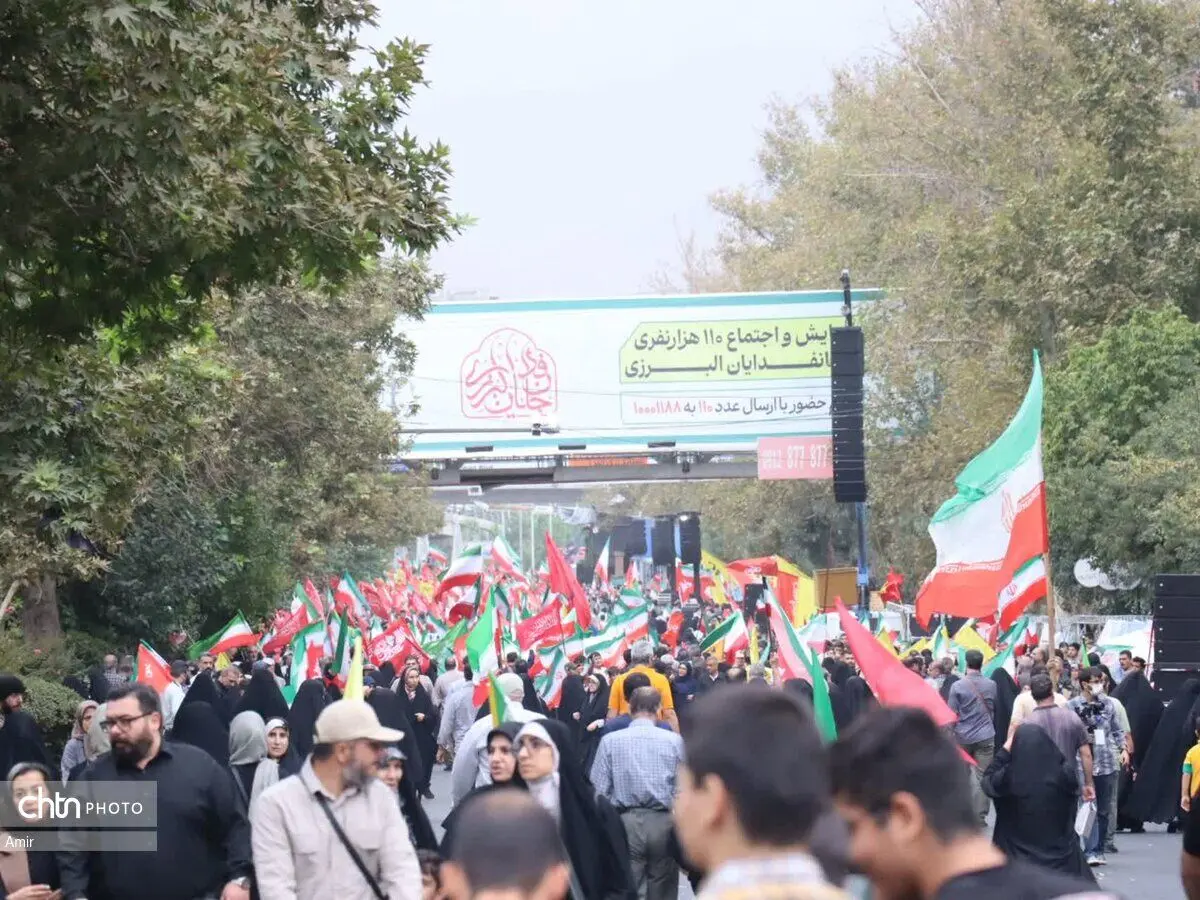 نمایش یک خودروی دست‌ساز در همایش جانفدایان