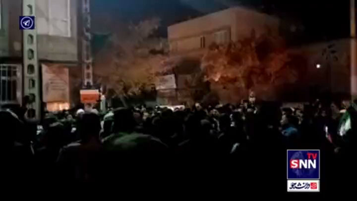 شعار بسیجیان علیه پرویز پرستویی در یک تجمع